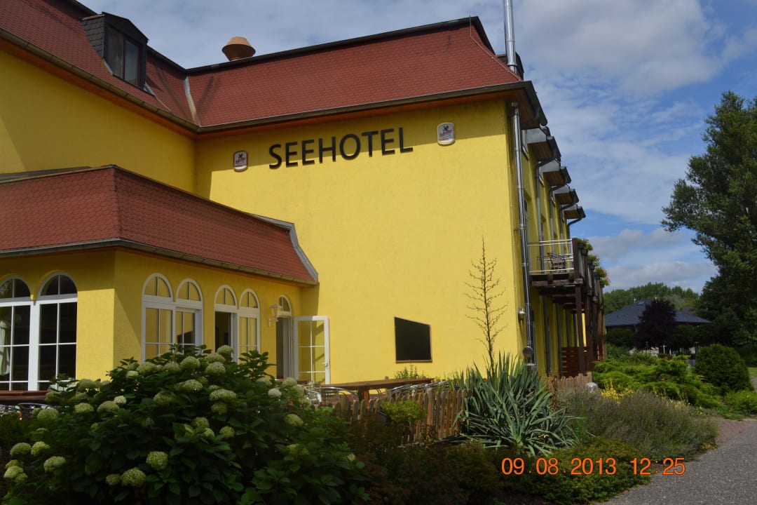 Blick vom Strand auf Restaurantbereich Seehotel Brandenburg a.d. Havel