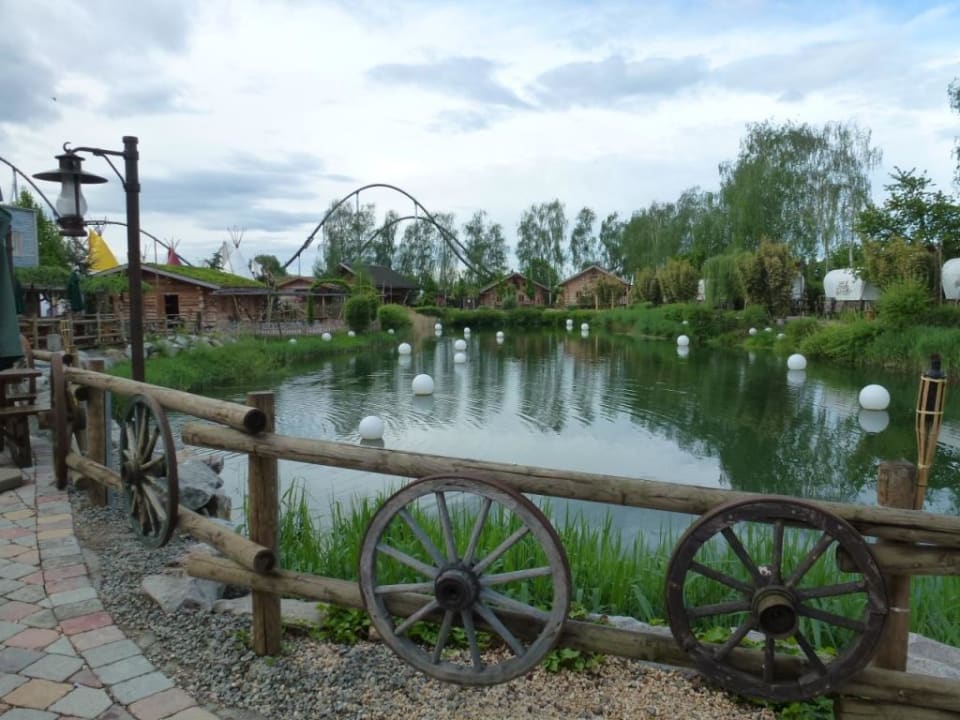 Blick zu den Tipis, Blockhütten, Planwagen Tipi Town Europa-Park
