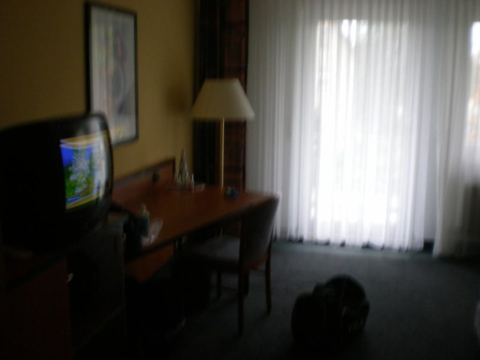 TV und Schreibtisch Hotel Markkleeberger Hof