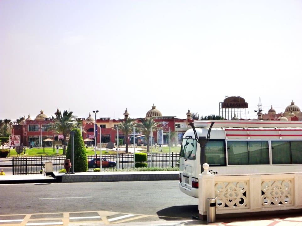 Vor dem Hotel Pickalbatros Dana Beach Resort - Hurghada