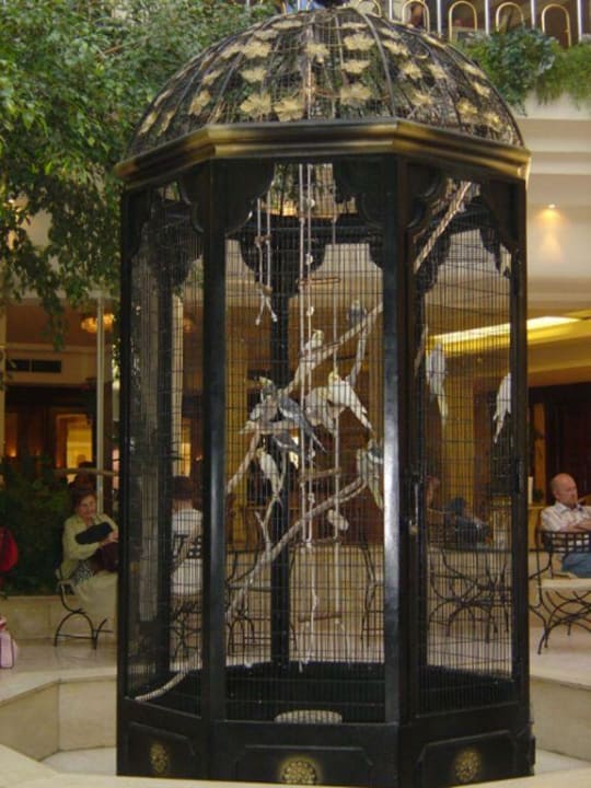 Vogelkäfig in der Empfangshalle The Grand Hotel Hurghada