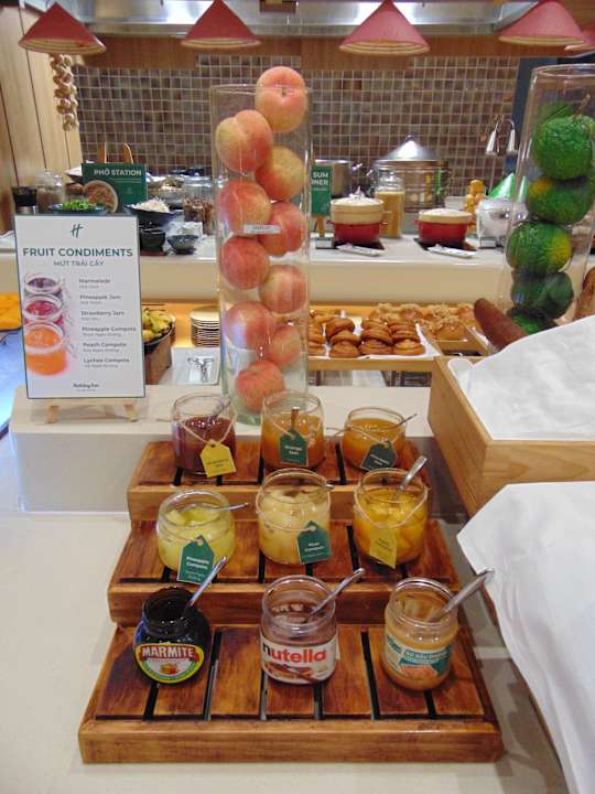 Gastro Holiday Inn & Suites Saigon Airport