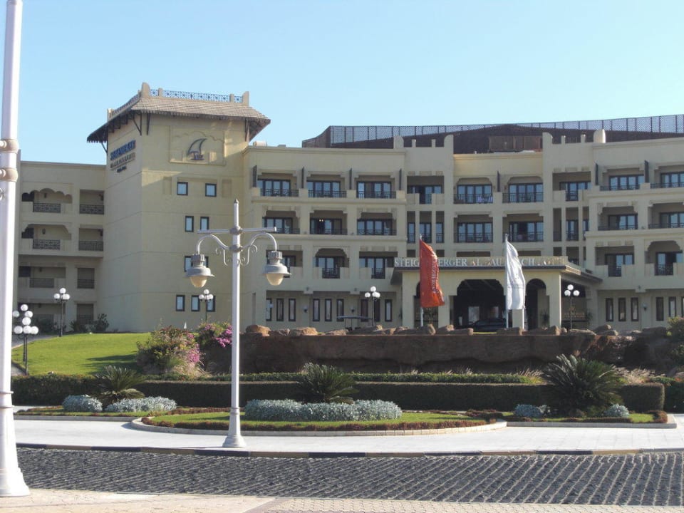 Blick von der Straße Steigenberger ALDAU Beach Hotel