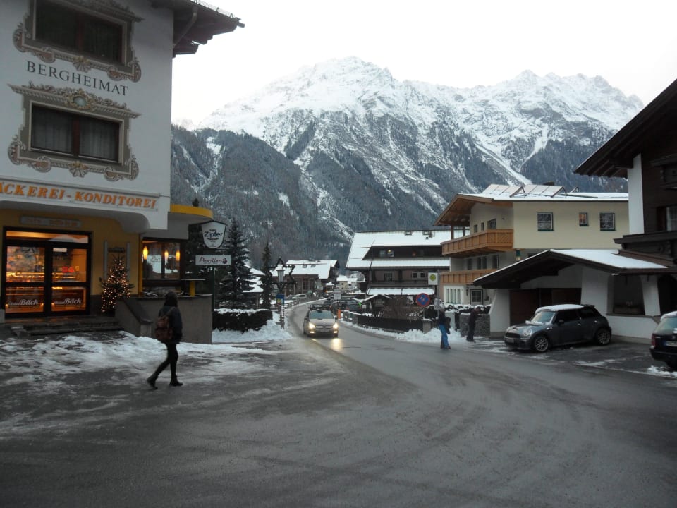An der Bushaltestelle- drittes Haus =Gasthof Gasthof Bergheimat