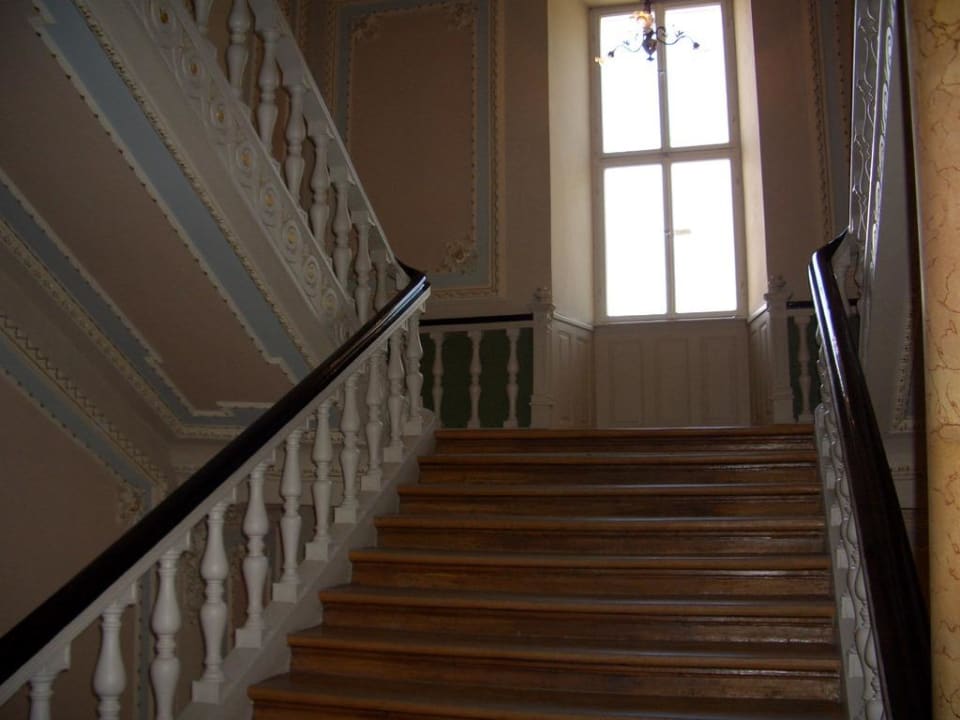 Alte Holztreppe (Vorsicht: schiefe Stufen) Hotel Kaiserhof Victoria