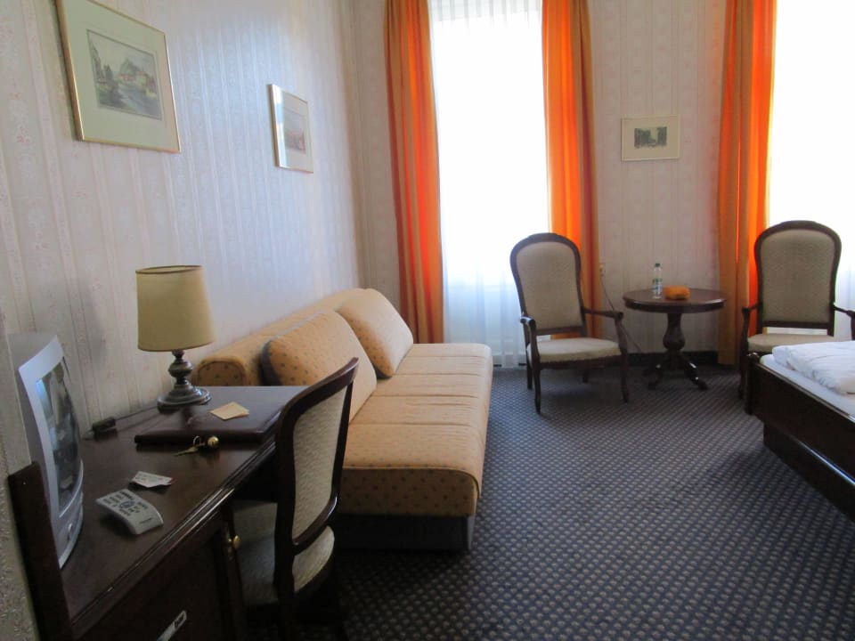 Blick auf Fernseher, Minibar - Platz zum Tanzen Hotel Atlanta