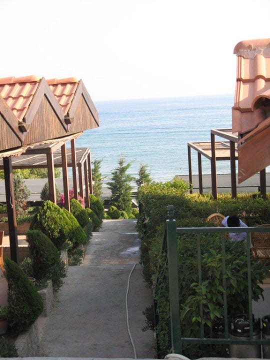 Blick nach unten zum Hotelstrand Can Garden Resort