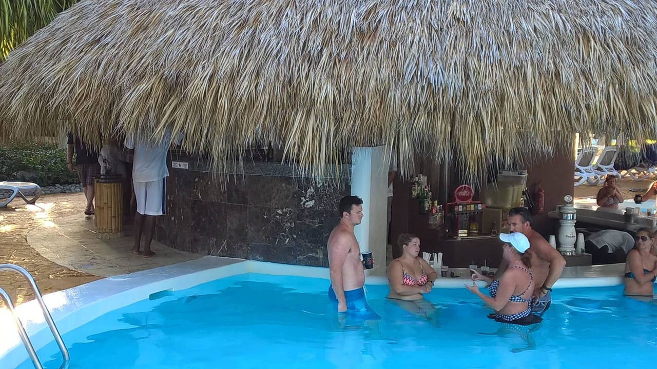 Poolbar Meliá Caribe Beach Resort-All Inclusive