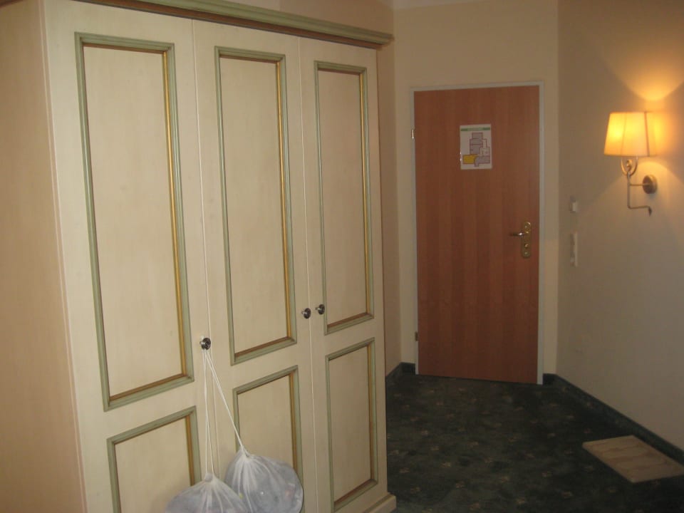 Schrank und Eingangsbereich Vötters Verwöhnhotel Kaprun