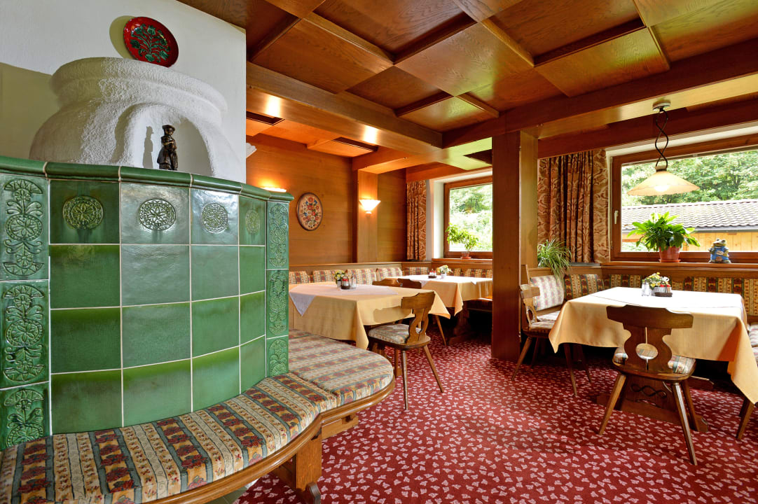 Kachelofen im Frühstücks- und Aufenthaltsraum Pension Erlenau