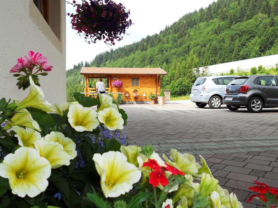 Ausreichend Parkplätze am Haus Ferienhaus Eva Flachau