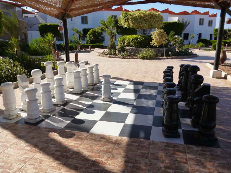 Schachbrett in der Gartenanlage Hotel Coral Garden