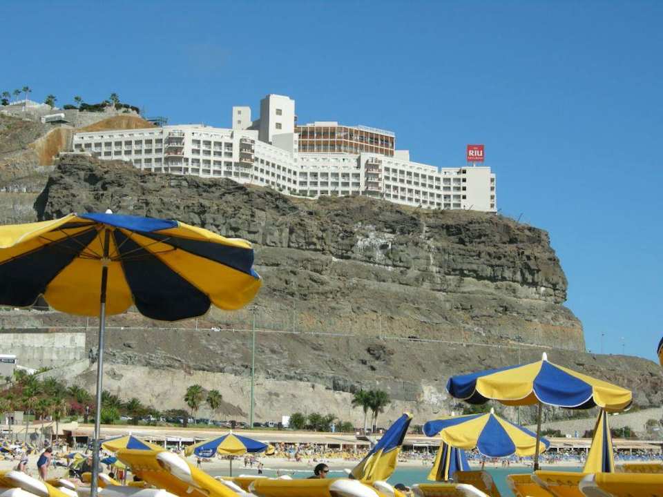 Widok hotelu z plazy Hotel Riu Vistamar