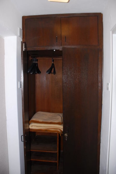Der Einbauschrank im Doppelzimmer Hotel Omišalj - Adriatic