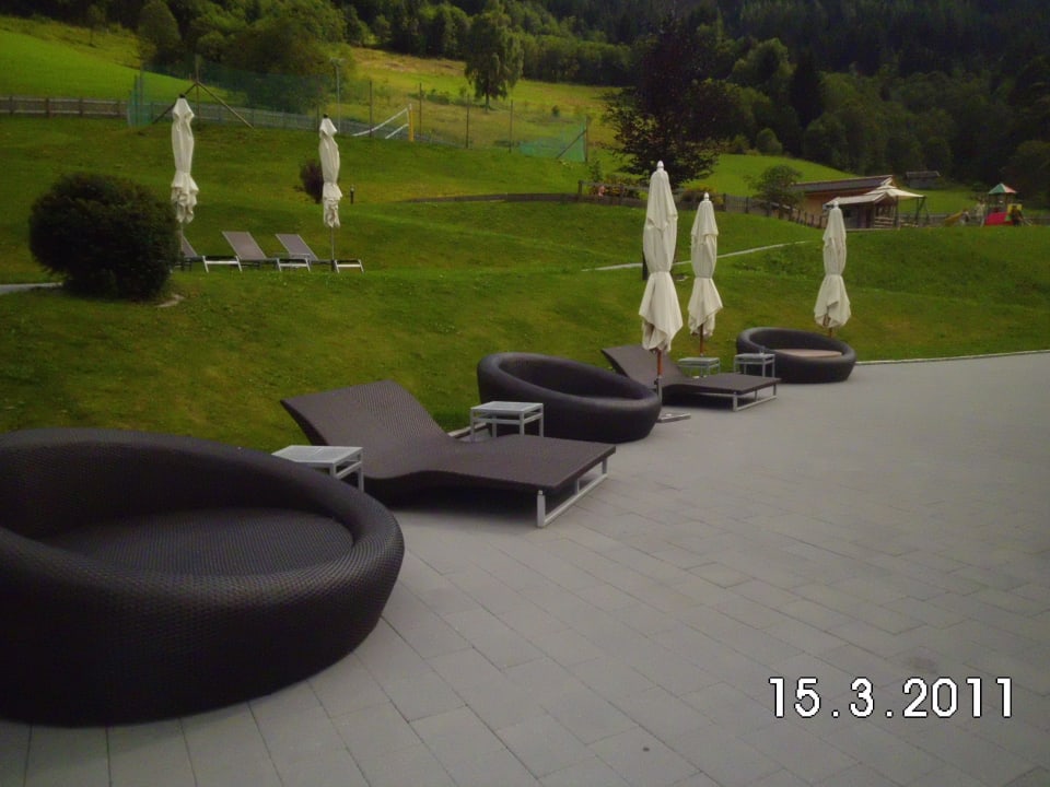 Liegen neben Pool Familienresort Ellmauhof – das echte All Inclusive