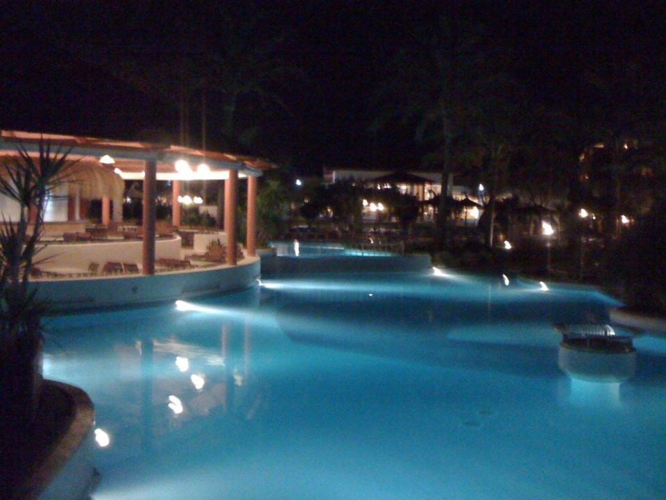 Poolanlage bei Nacht Prinsotel La Dorada