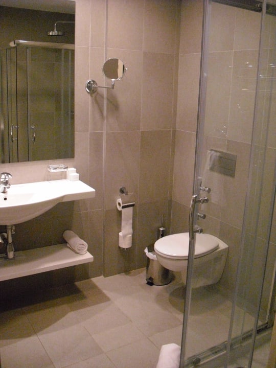 Teil des modernen Badezimmers Crystal Springs Beach Hotel