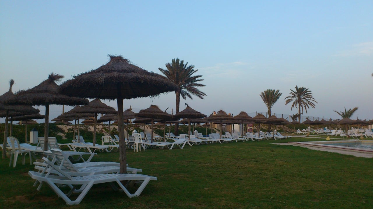 Liegen und Schirme Monarque Club Rivage