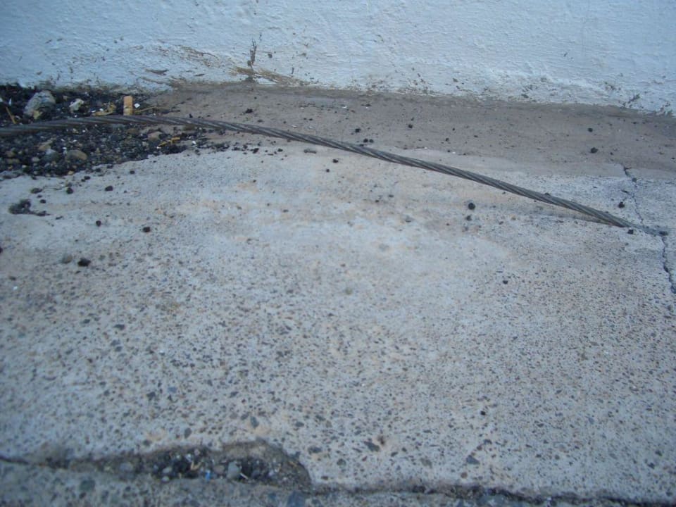 Draht der aus dem Boden kommt Hotel Bungalows Duna Flor