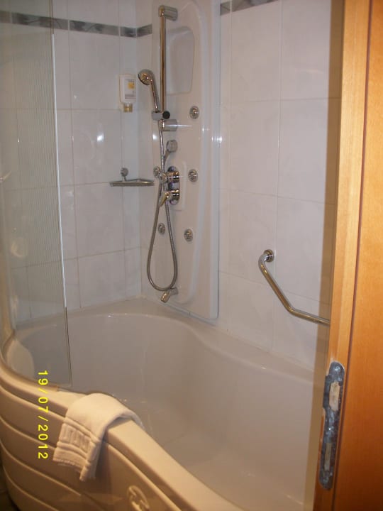 Modernes Bad mit großer Wanne Hotel Marina