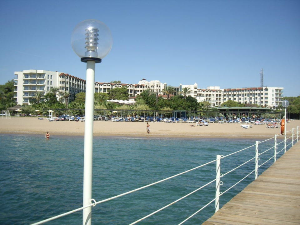 Strand vom Steg mit Blick auf Hotel Arcanus Hotels Sorgun