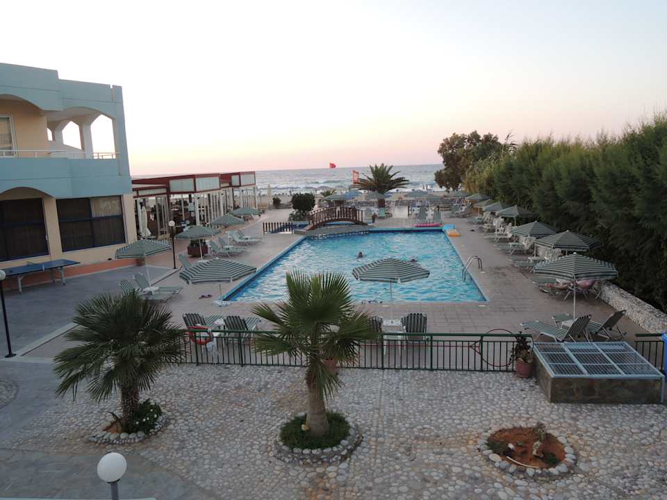 Pohled z jednoho křídla hotelu na bazén a moře Hotel Kathrin Beach