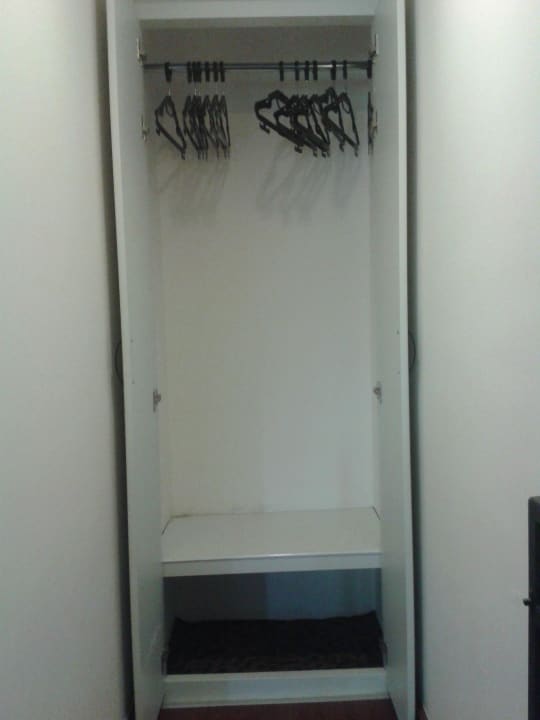 Der kleine Kleiderschrank im oberen Bereich Monachus Hotel & Spa