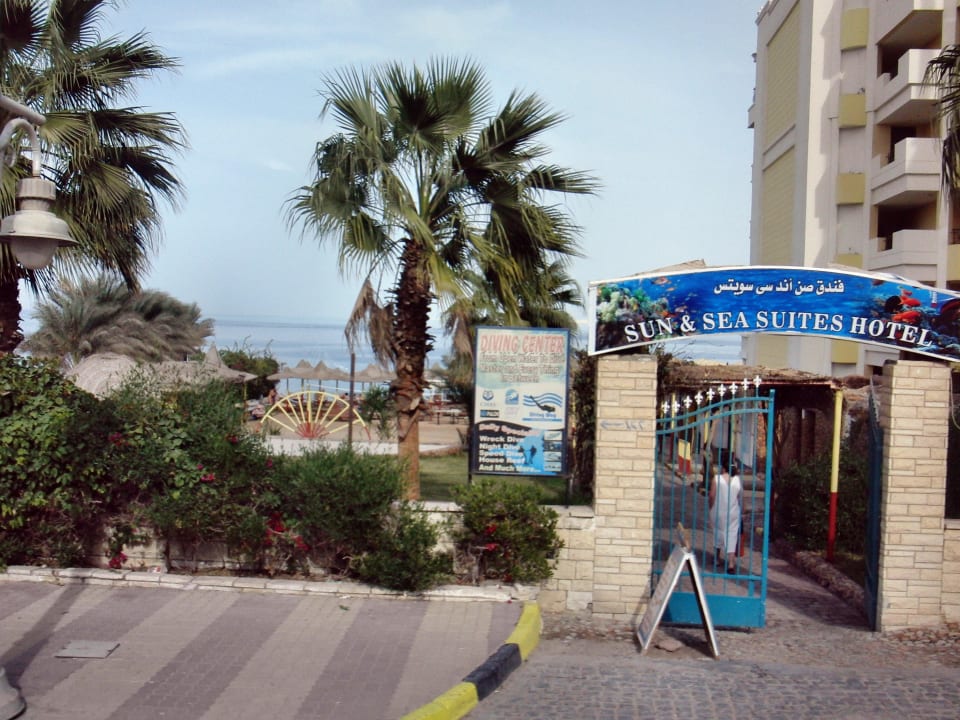 Eingangsbereich zum hoteleigenen Strand Hotel Sun & Sea