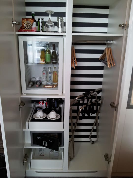 Schrank, Minibar, Safe Vienna House by Wyndham Andel's Berlin