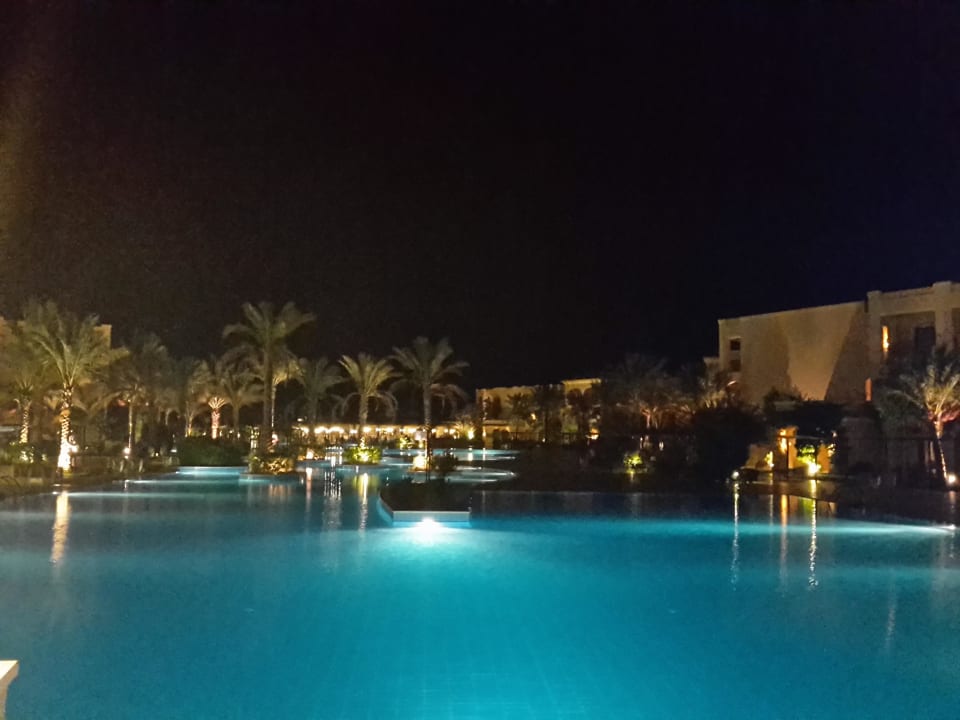 Pool nachts  JAZ Aquamarine Resort