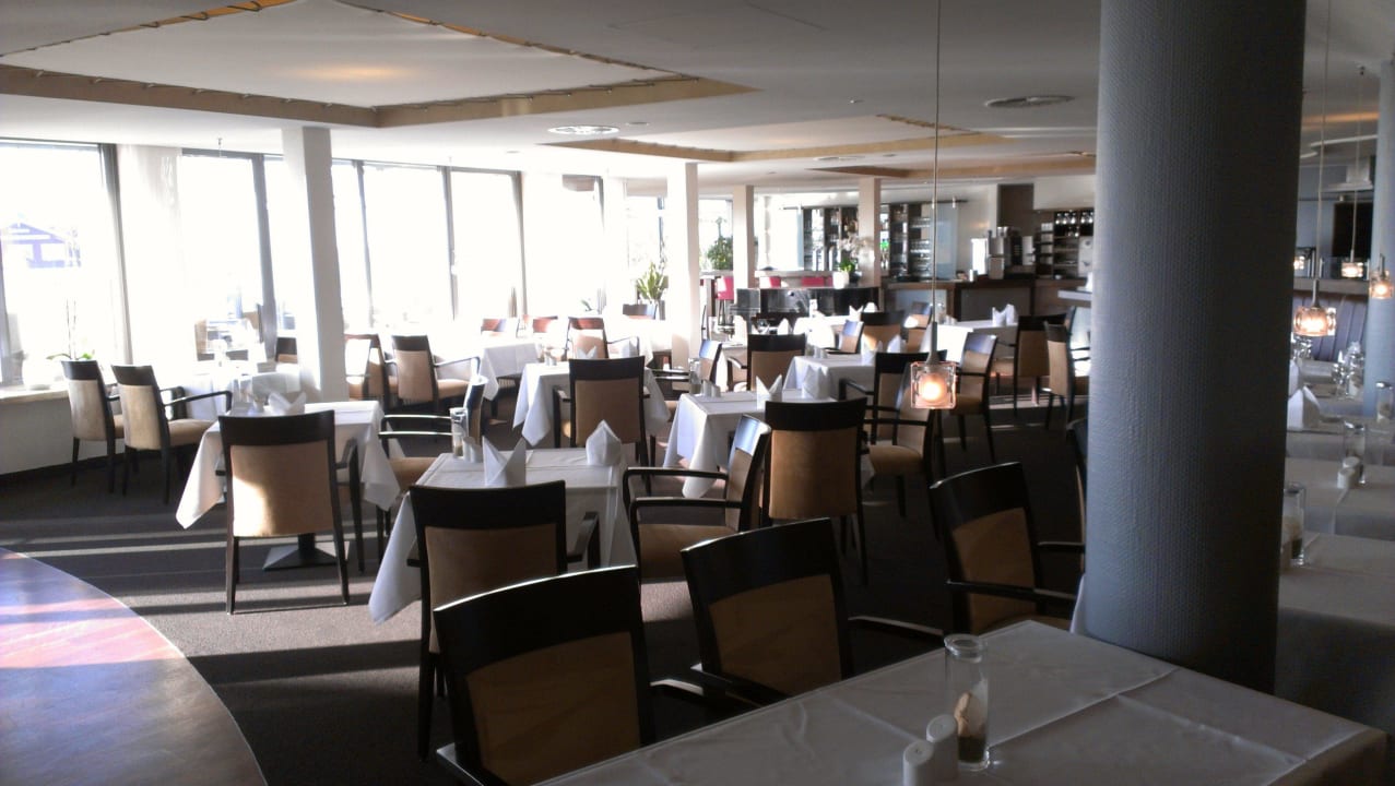 Restaurant ambassador hotel & spa