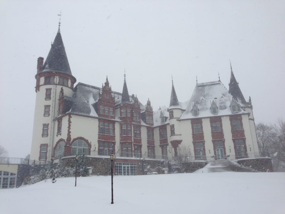 Das Schloss bei Schnee Seehotel Schloss Klink