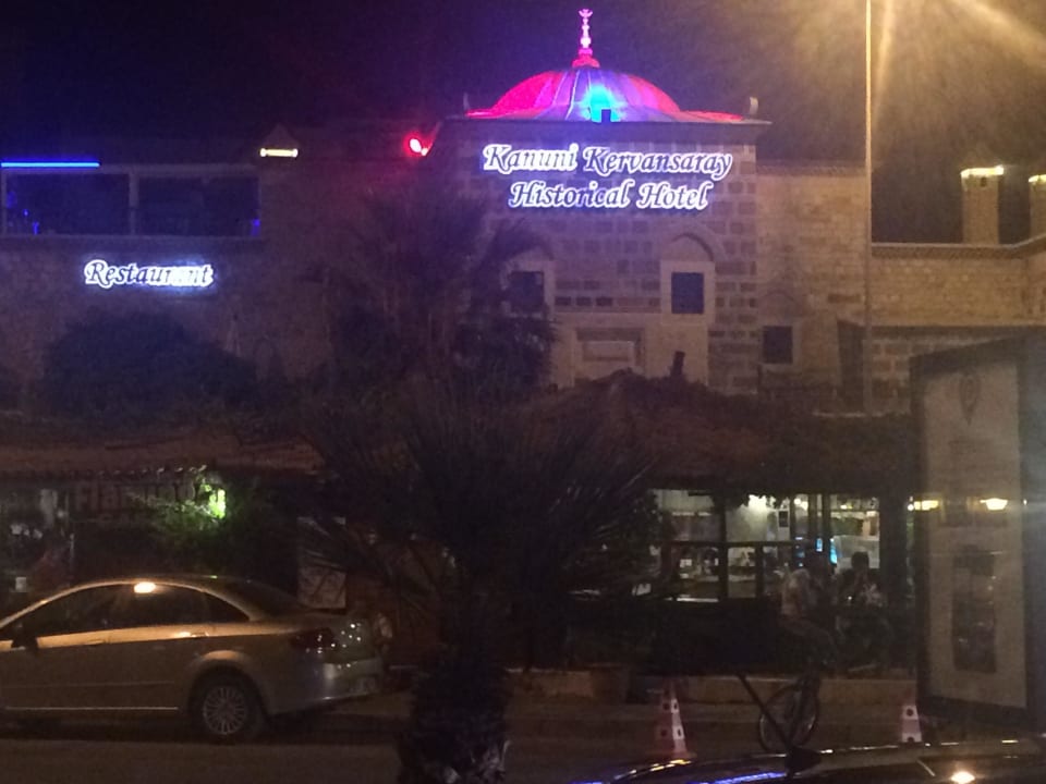 Von der Hauptstrasse Hotel Cesme Kanuni Kervansaray