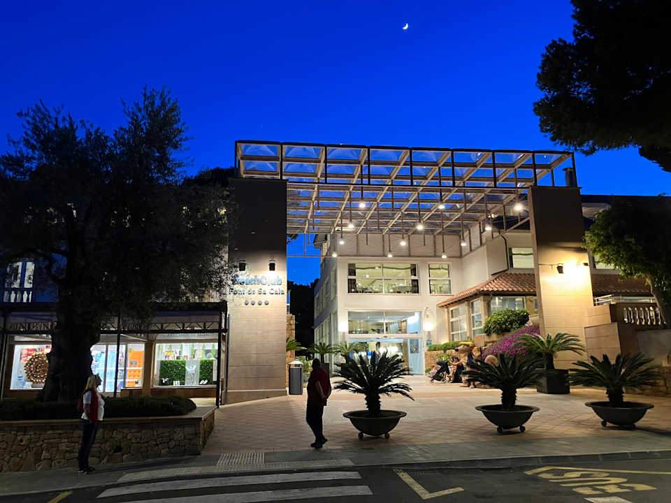 Außenansicht Hotel Beach Club Font de Sa Cala