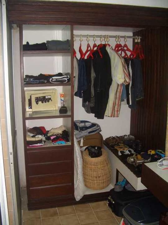 Kleiderschrank mit integriertem Safe Travellers Beach Hotel & Club