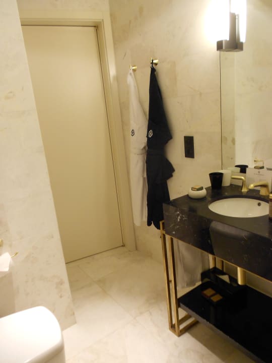 Blich von der Wanne zur Tür Hotel Altis Avenida