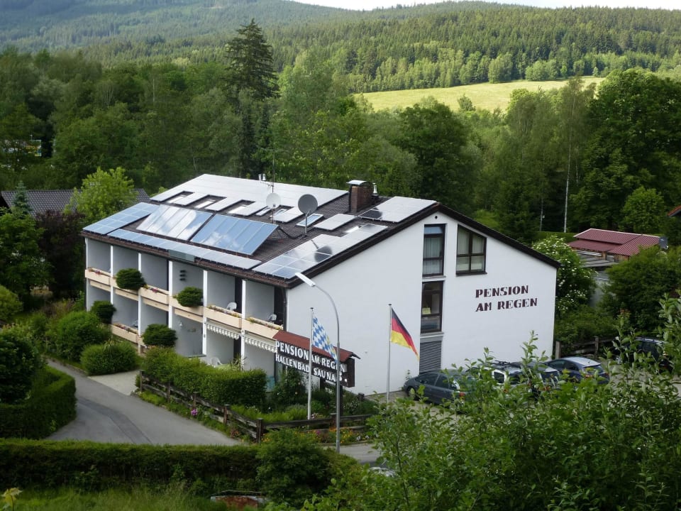 Blick vom Bahnhof Pension am Regen