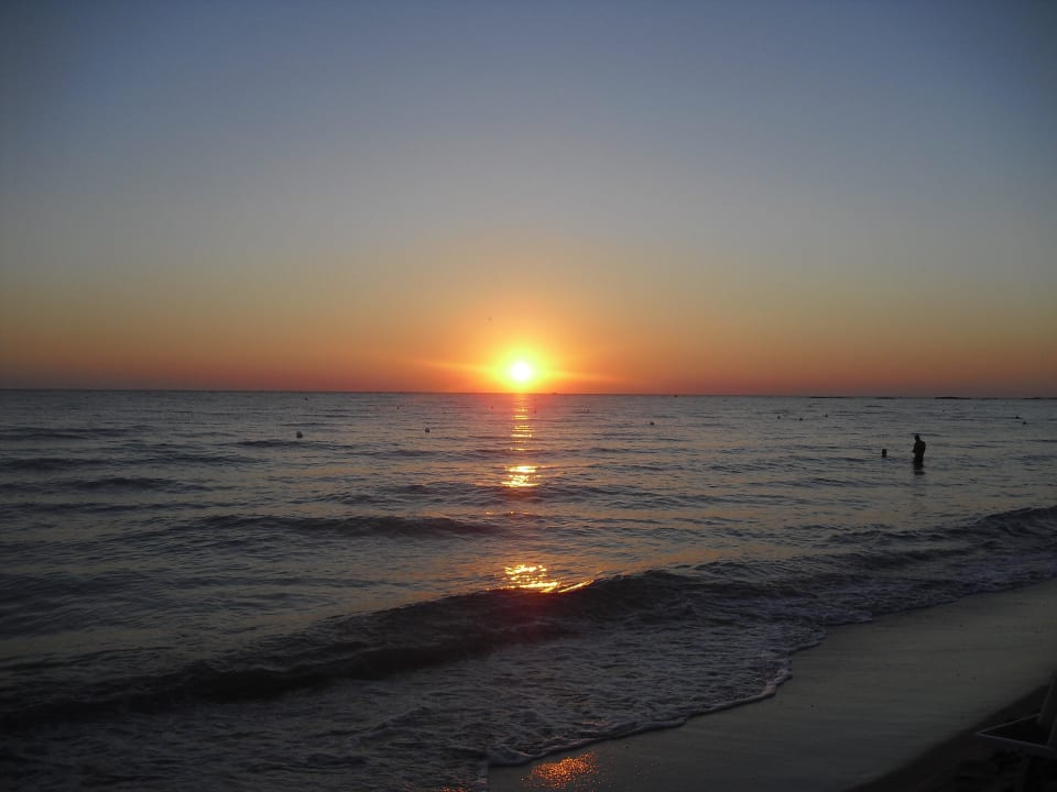 Sonnenuntergang am Strand Vivosa Apulia Resort