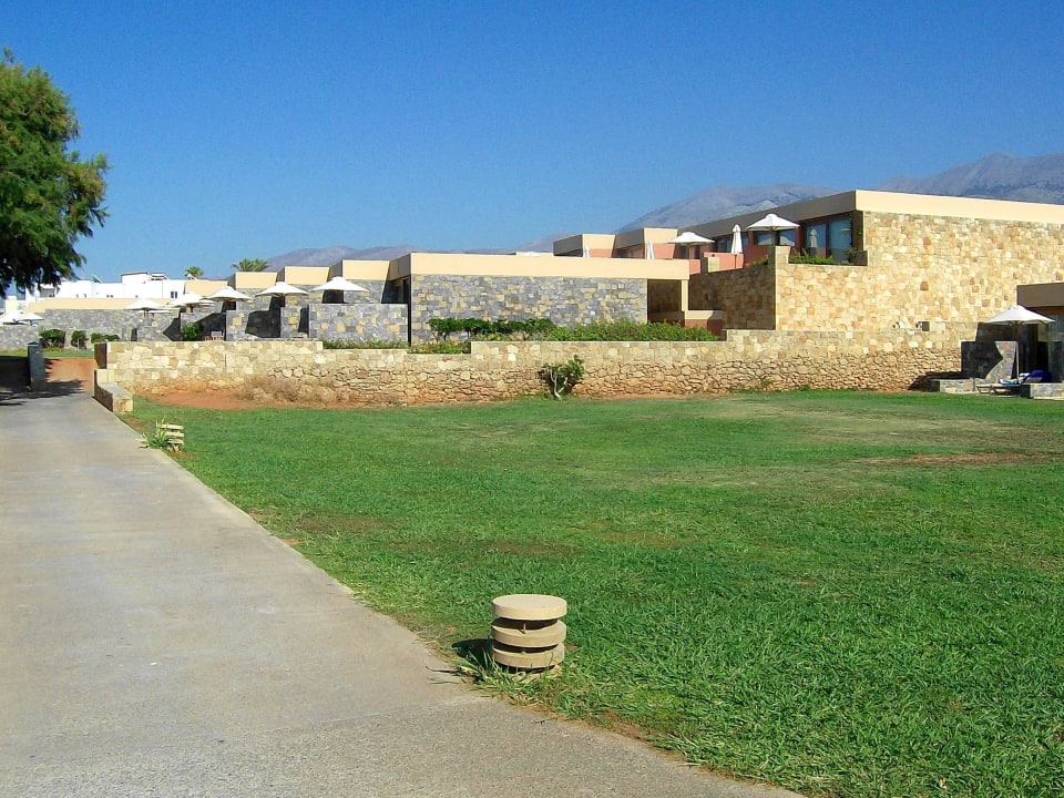 Blick zu den Seaside Bungalows Kernos Beach Hotel & Bungalows