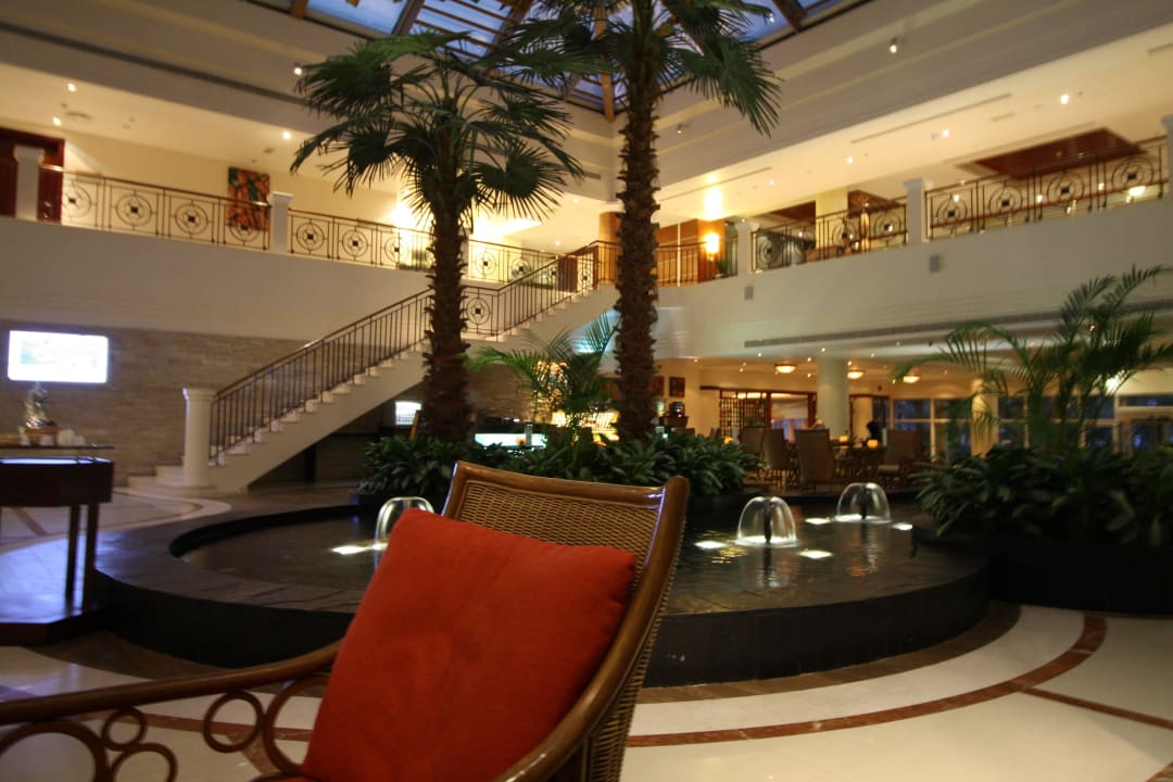 Grße Lobby mit Kaffe und Kuchenbar Fujairah Rotana Resort & Spa