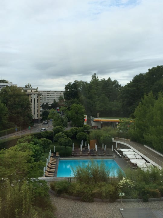 Blick vom Zimmer auf den Pool InterContinental Genève by IHG