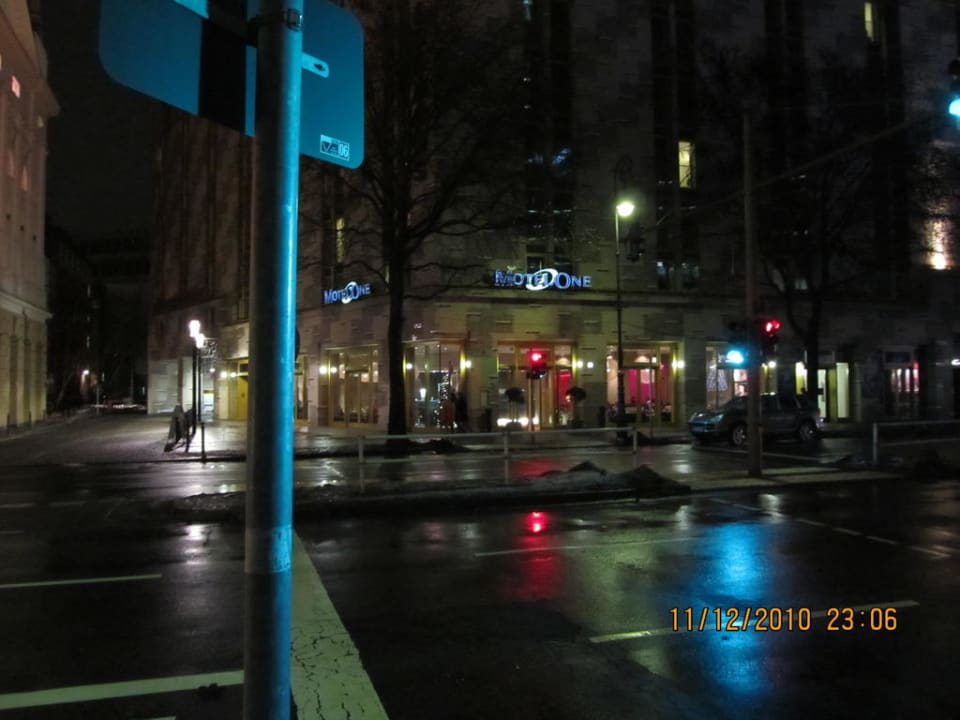 Der Eingang bei Nacht Motel One Berlin Ku'Damm