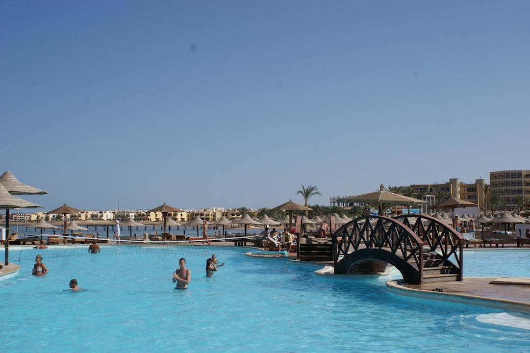 Бассейн на пляже Riviera Aqua Park Resort