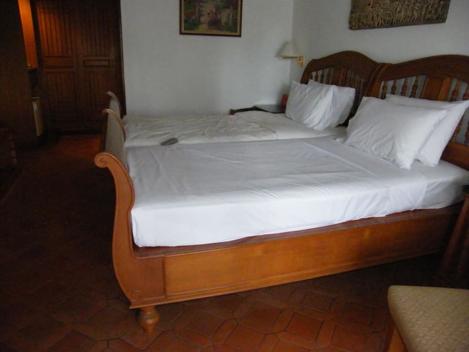 Tolles großes Bett mit fleckiger Bettwäsche igit Thavorn Palm Beach Resort Phuket