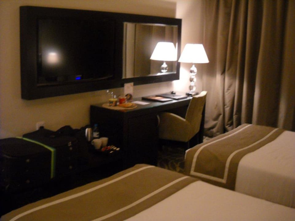 Zimmer Betten TV Schreibtisch Mangrove by Bin Majid