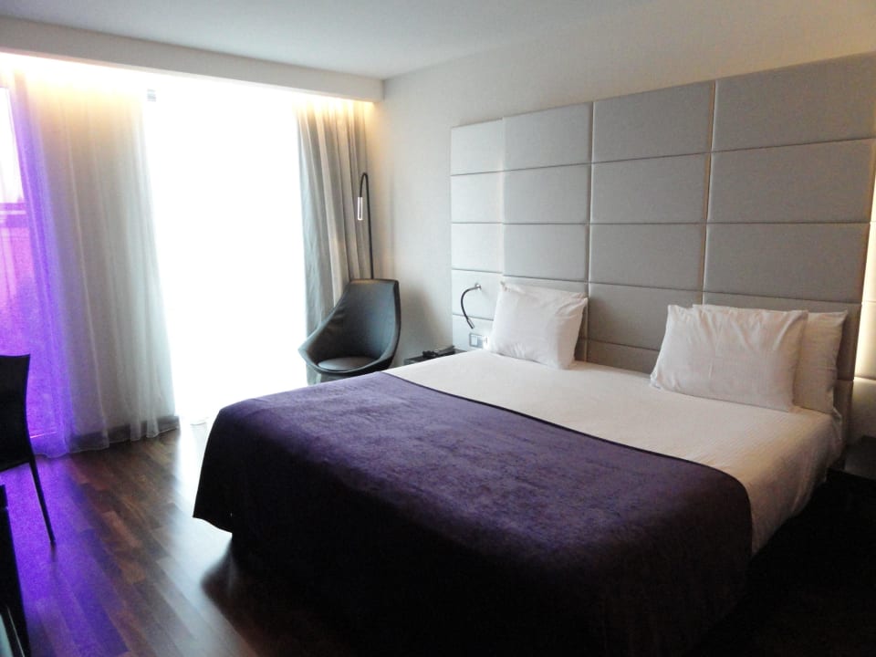 Schlafzimmer mit großem Doppelbett Eurostars Grand Central