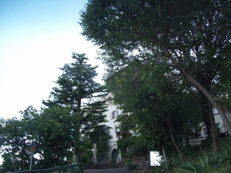 Auffahrt zum Hotel Schloss Hotel Korb