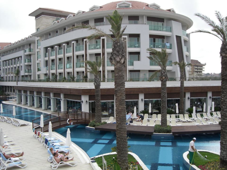 Hotel von der Poolseite Sunis Evren Beach Resort Hotel & Spa