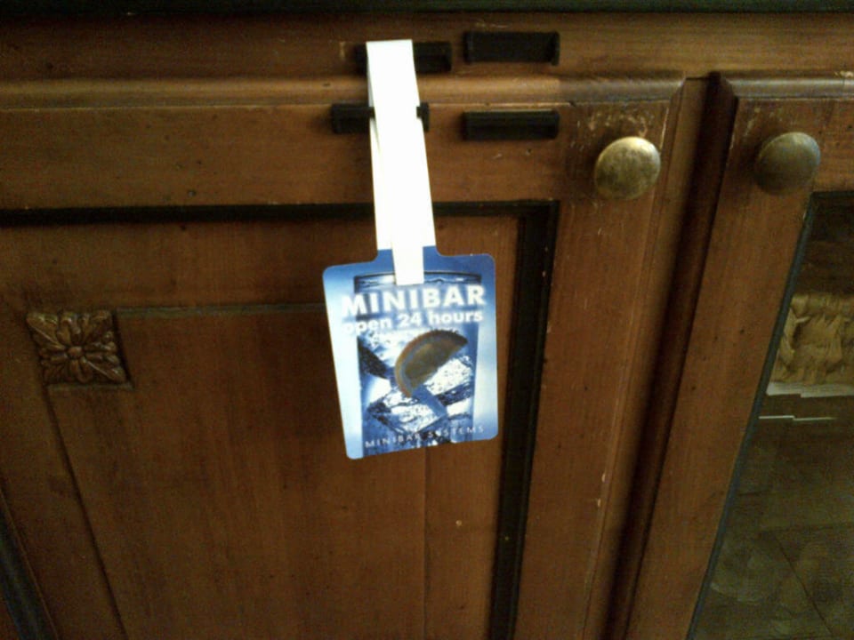 Zimmer E 150 - Siegel an der Minibar Riessersee Hotel