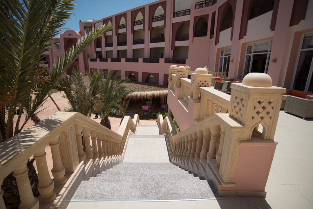 Treppe von der Terrasse zum Pool Lella Meriam Hotel & Club